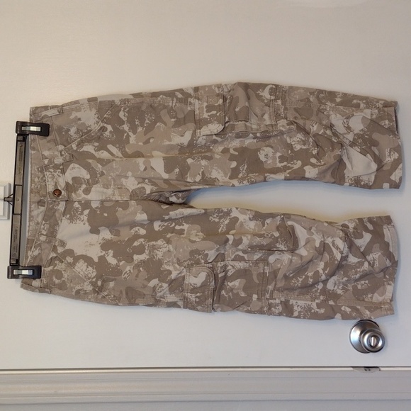 NEW Carhartt Tan Camo Cotton Cargo Capri Pants size 0 size 2 - Picture 1 of 16